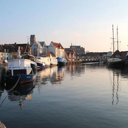 Appartment Ferienwohnung Mit Grosser Terrasse Ohlerich Speicher Wismar Bagian luar foto